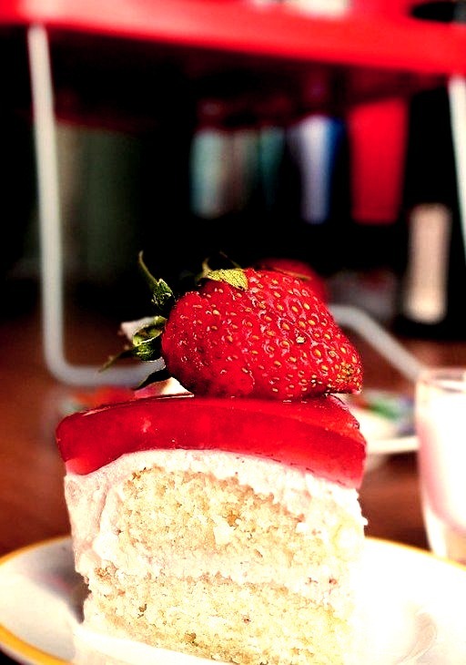 Low-Fat Strawberry Mirror Cake
